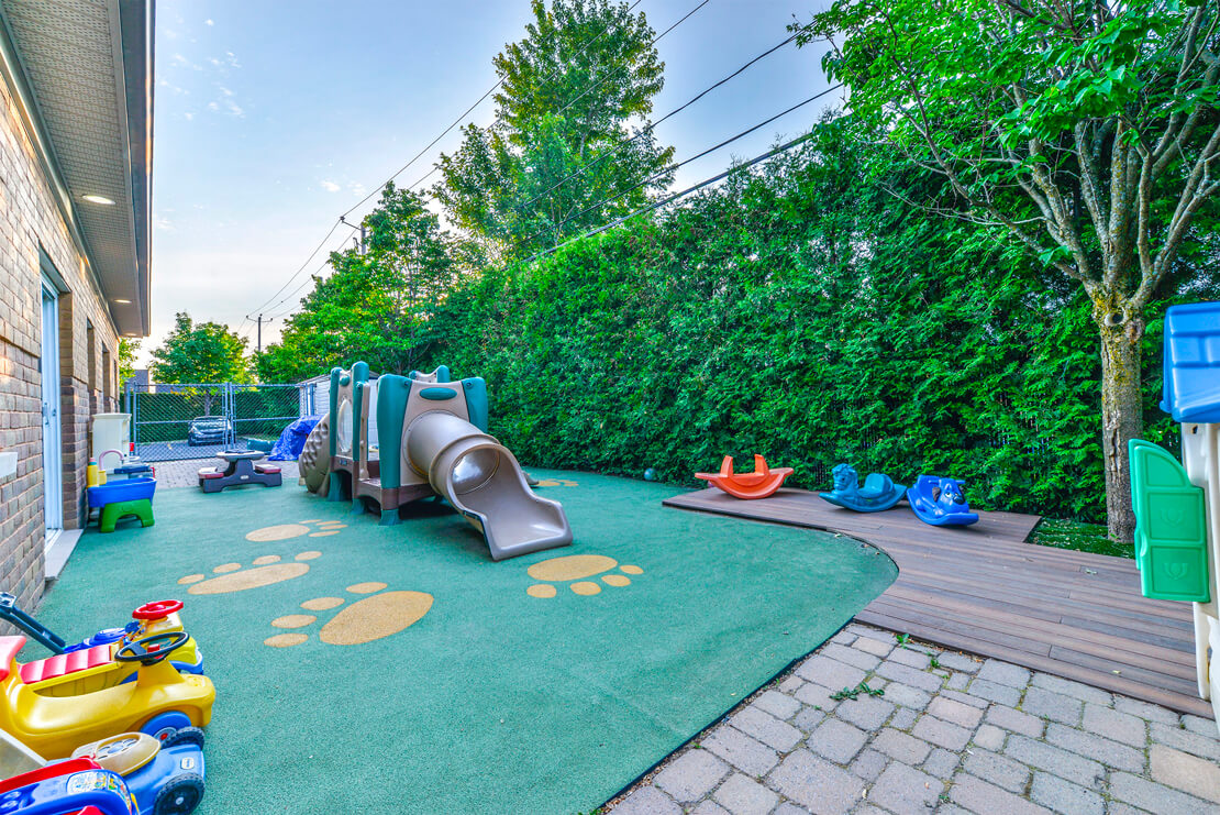 À propos – Aurore Boréale – Cour des poupons